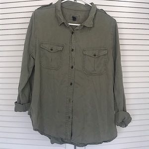 Universal Thread button down